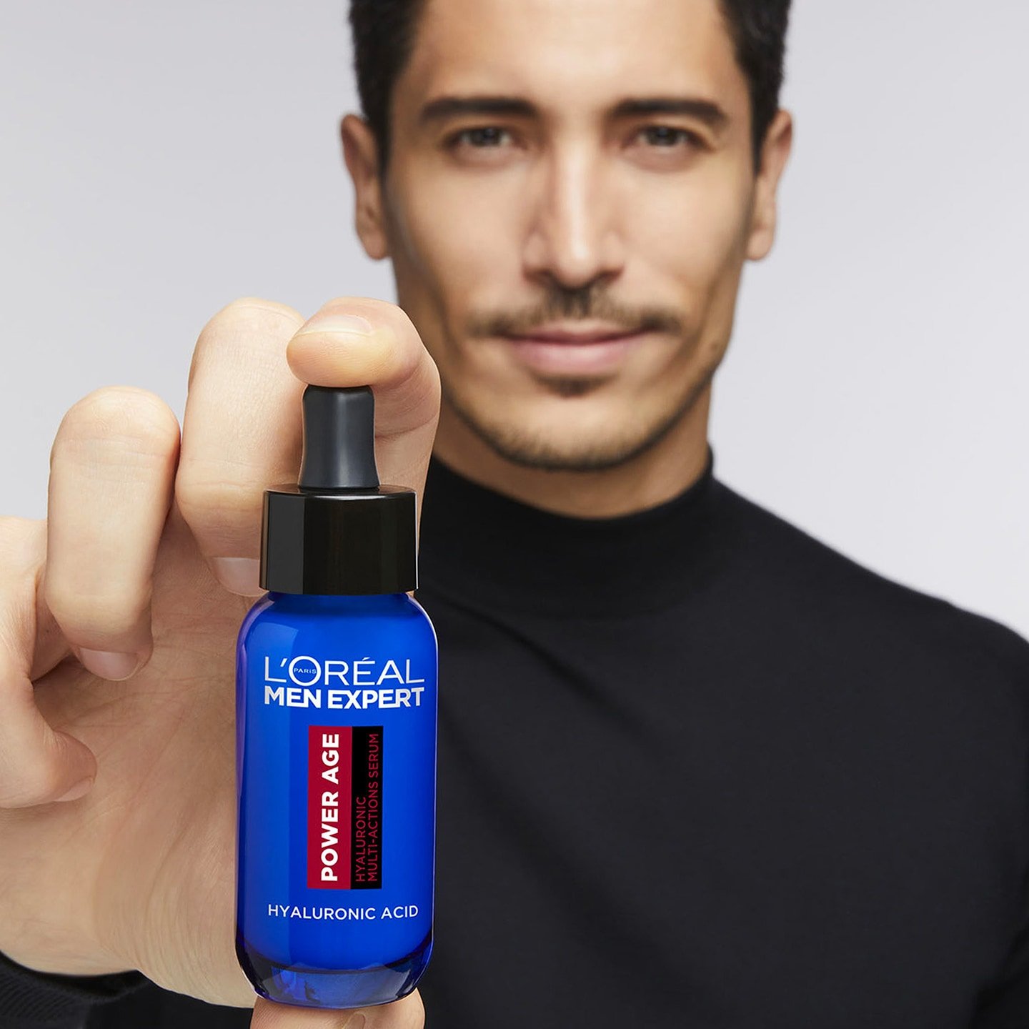 Ein Mann mit Produkt - Power Age Gesichtsserum für Männer mit Mehrfachwirkung